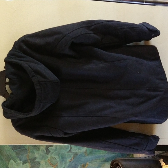 GUC. $$❤️❤️☘️Black hooded jacket two pockets in the front pre-owned. - Picture 4 of 7